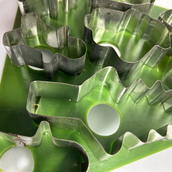 Vintage Hoan Giant Plastic Metal Christmas Tree Cutter in a Single Cut 13.5" - Picture 4 of 12